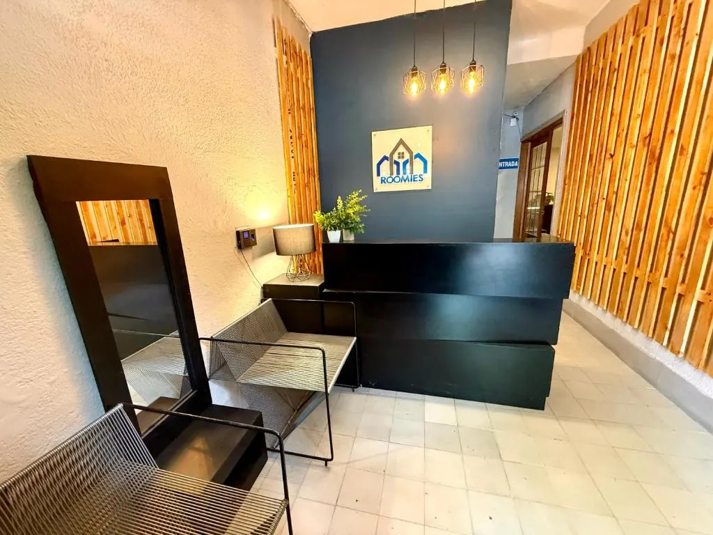 Cocina equipada de un hostal Roomies Express en la Ciudad de México