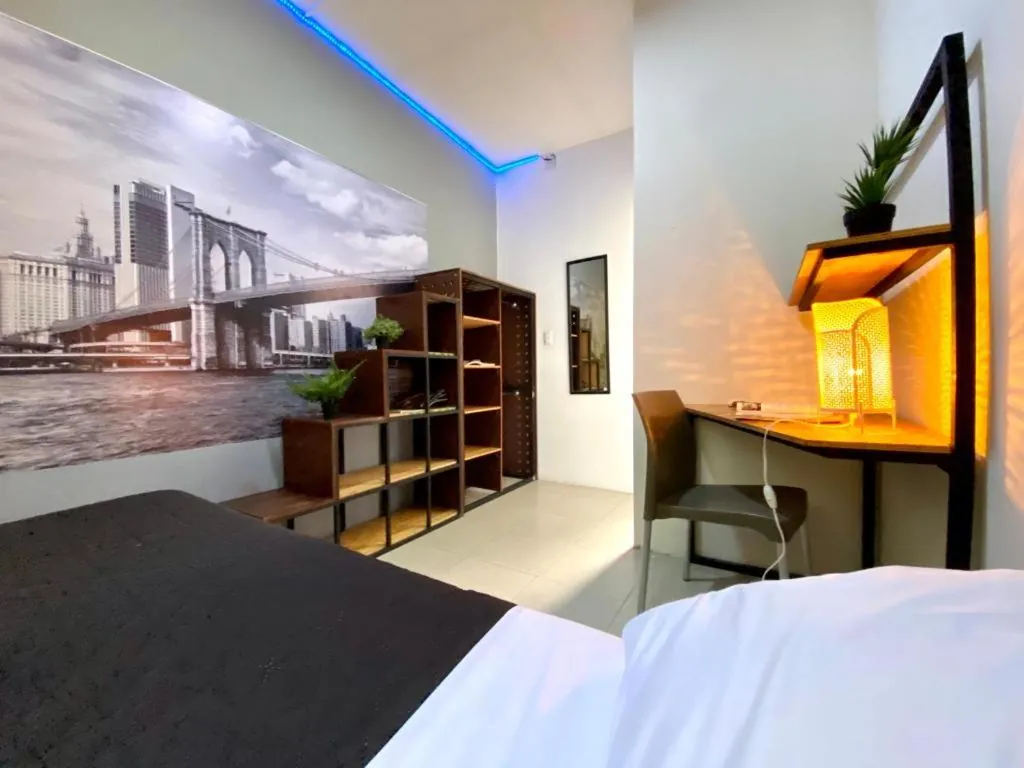 Habitación del hostal Roomies Express sobre la avenida Ámsterdam, Hipódromo Condesa