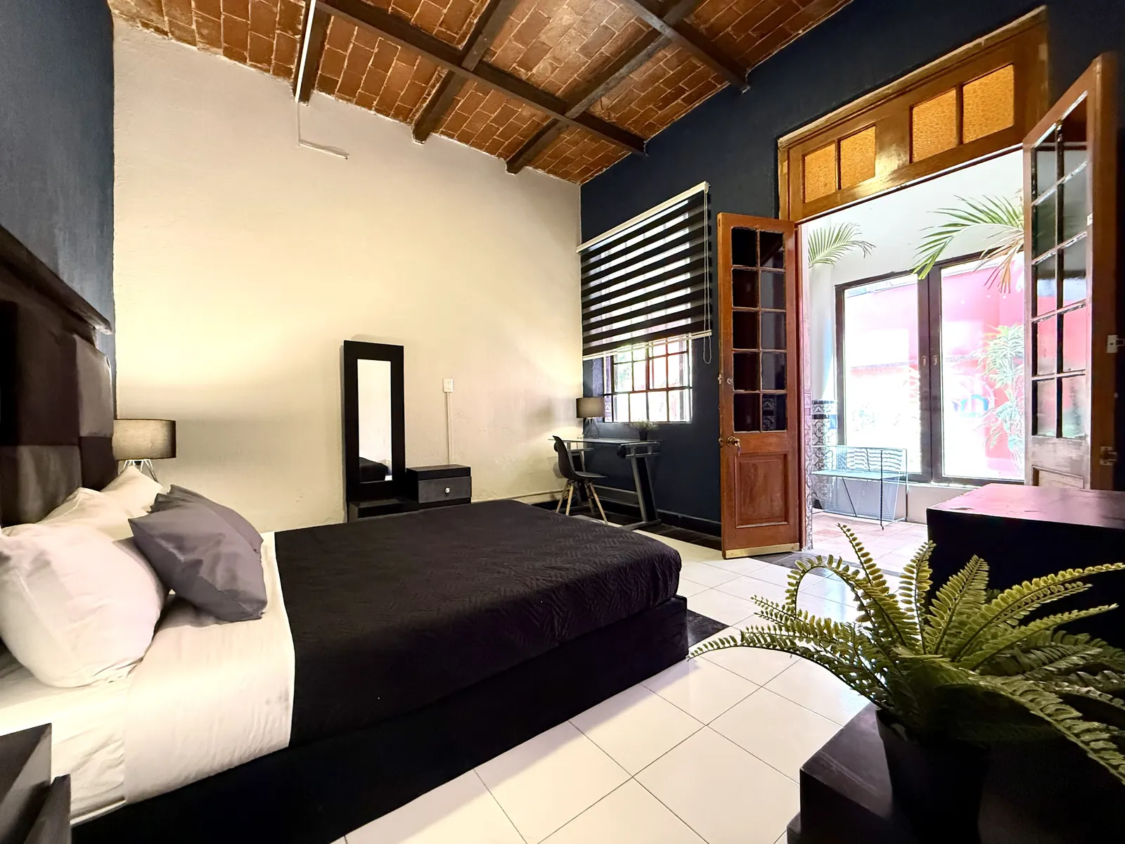 Habitación privada del hostal Roomies Express en la Roma Norte, CDMX