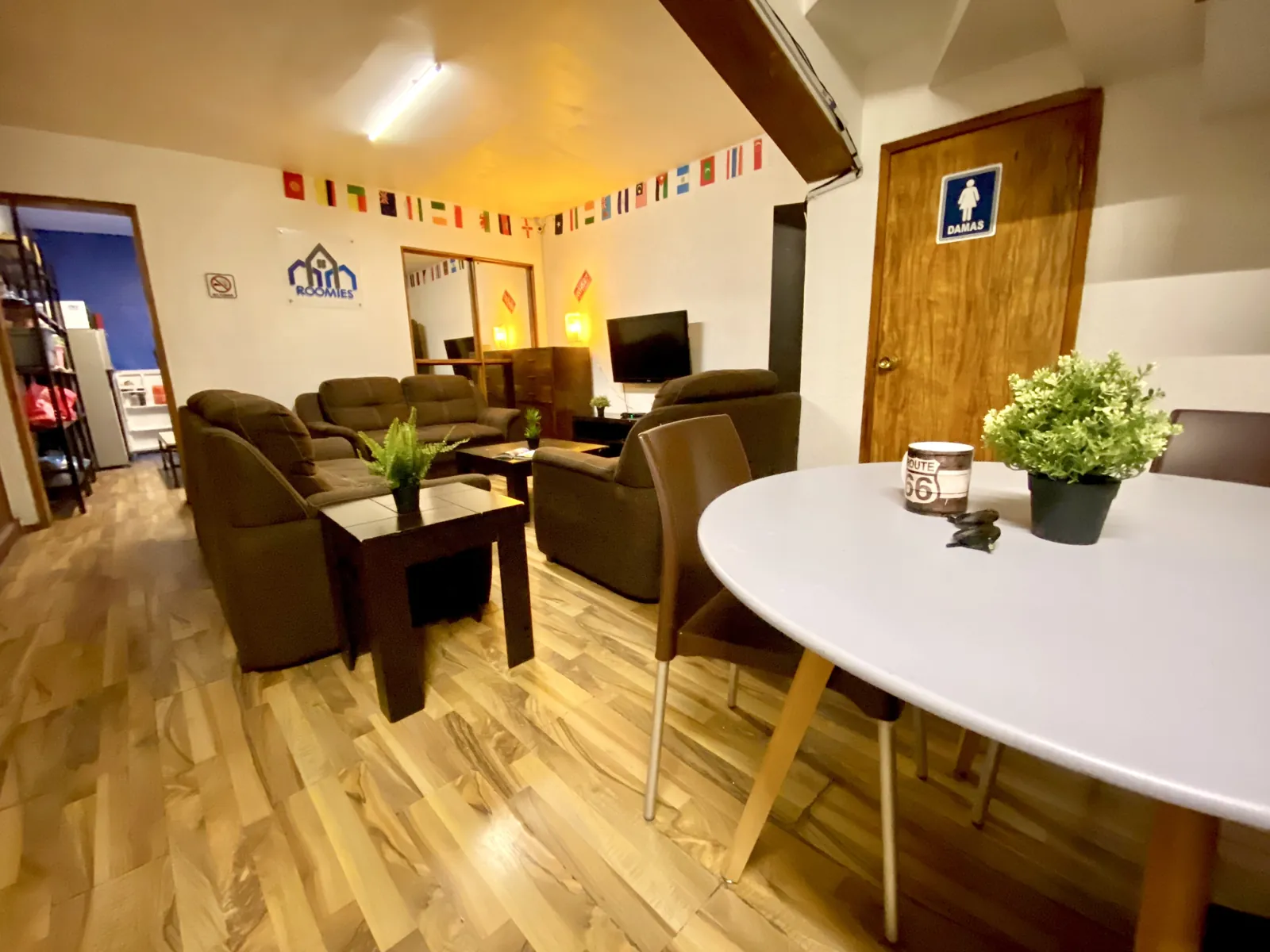 Dormitorio compartido con literas en hostel Roomies Express CDMX