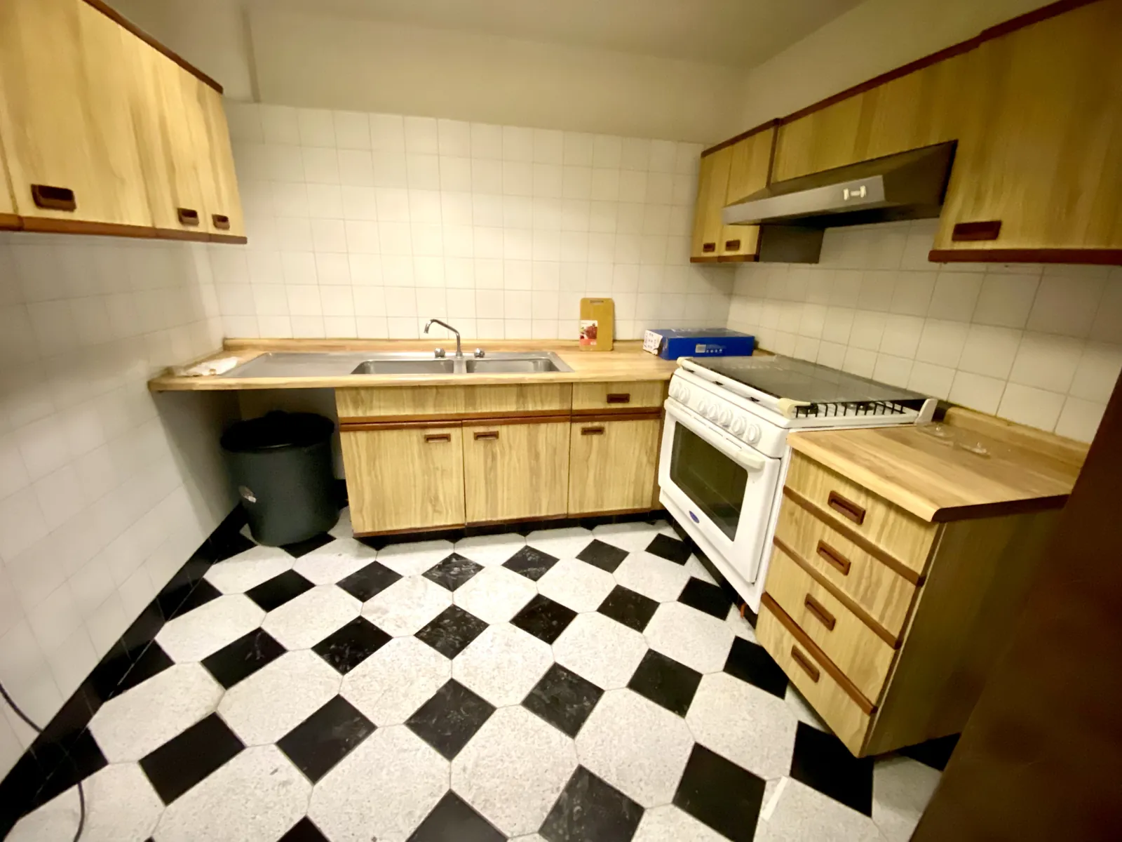 Habitación con cama matrimonial en un hostal de Roma Sur, CDMX