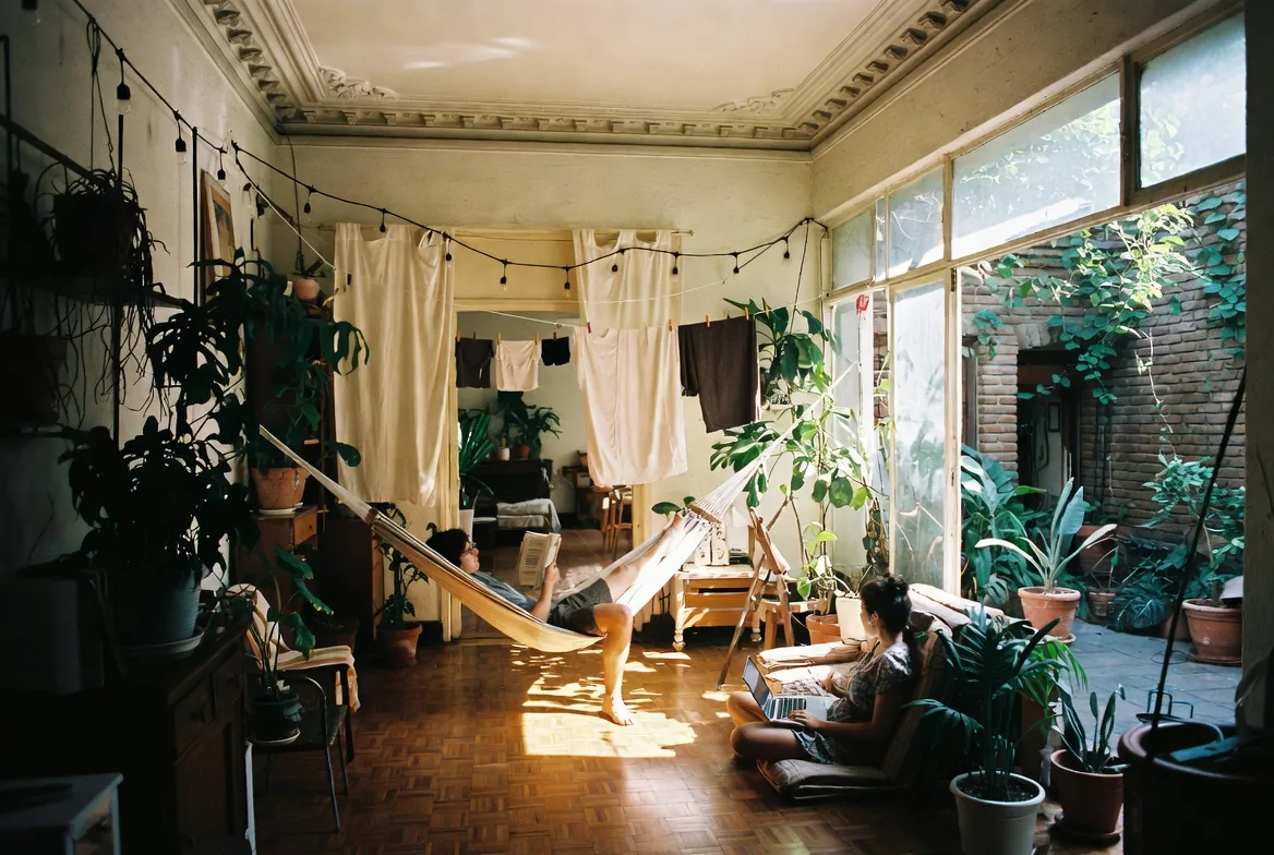 Jardín arbolado de una casa en la Condesa, Ciudad de México